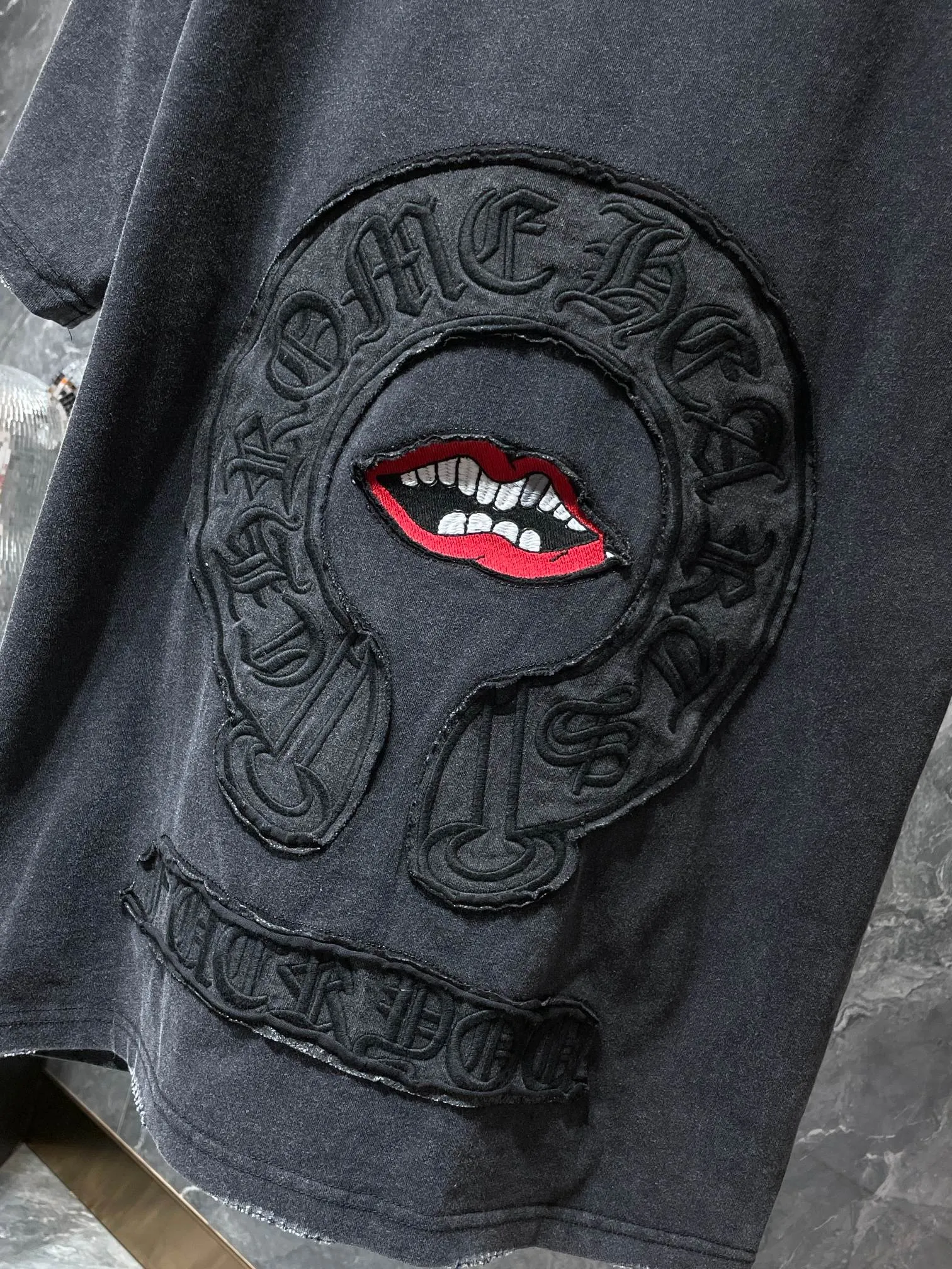 P186 New Chrome Hearts 25ss for summer. High weight, environmentally friendly and high-quality top-quality fabric 280g. Crow horseshoe red mouth, dark Sanskrit patch embroidered short sleeves. Purely hand-cut, heavy-duty fraying and washing process. Counter synchronization. Re-engraved version 1:1. Recommended color: black. Size: S, M, L, XL.